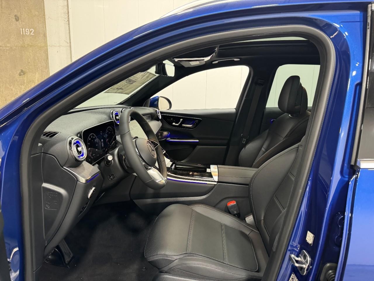 Mercedes-Benz GLC Vehicle Full-screen Gallery Image 26