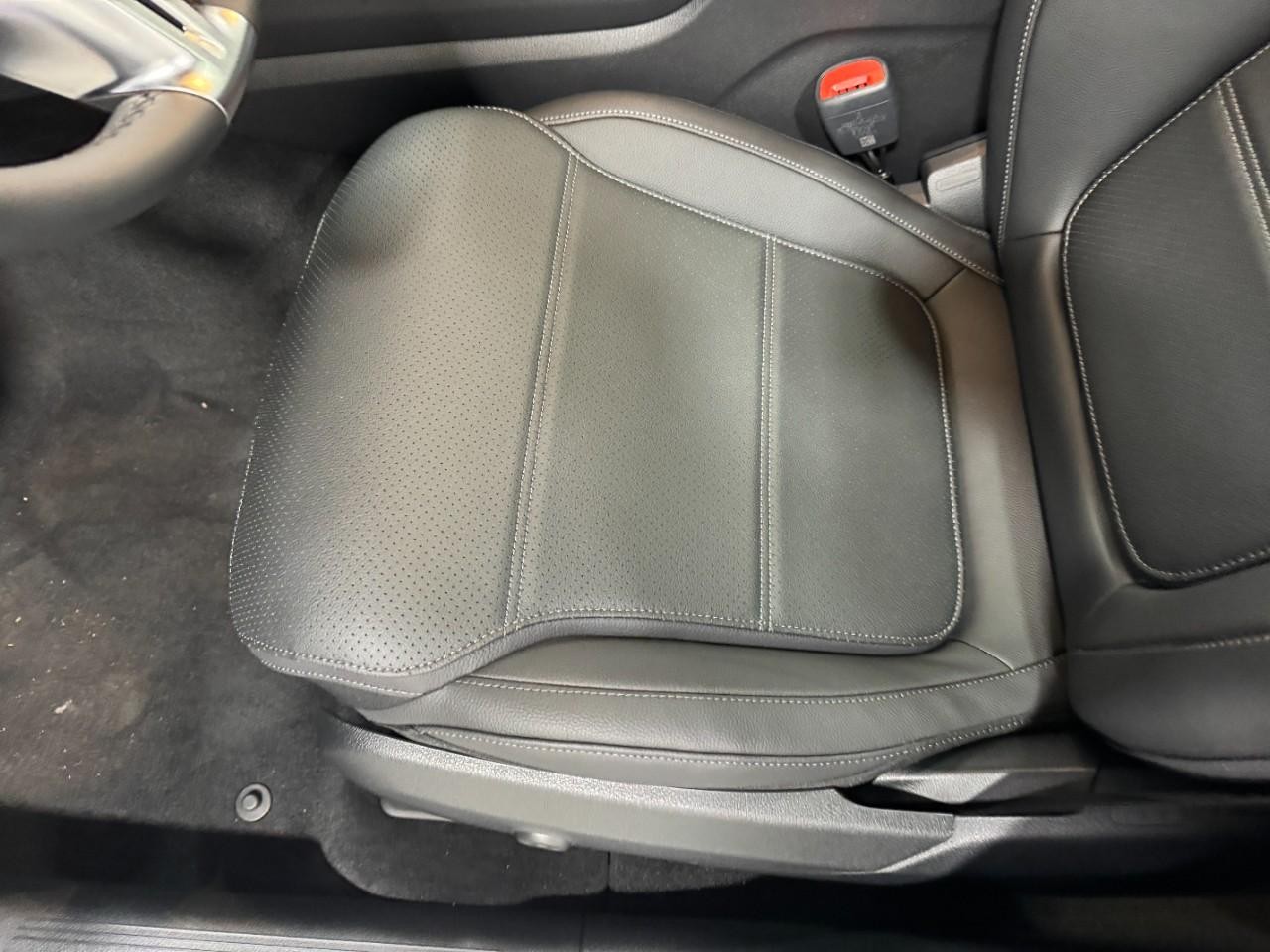 Mercedes-Benz GLC Vehicle Full-screen Gallery Image 27