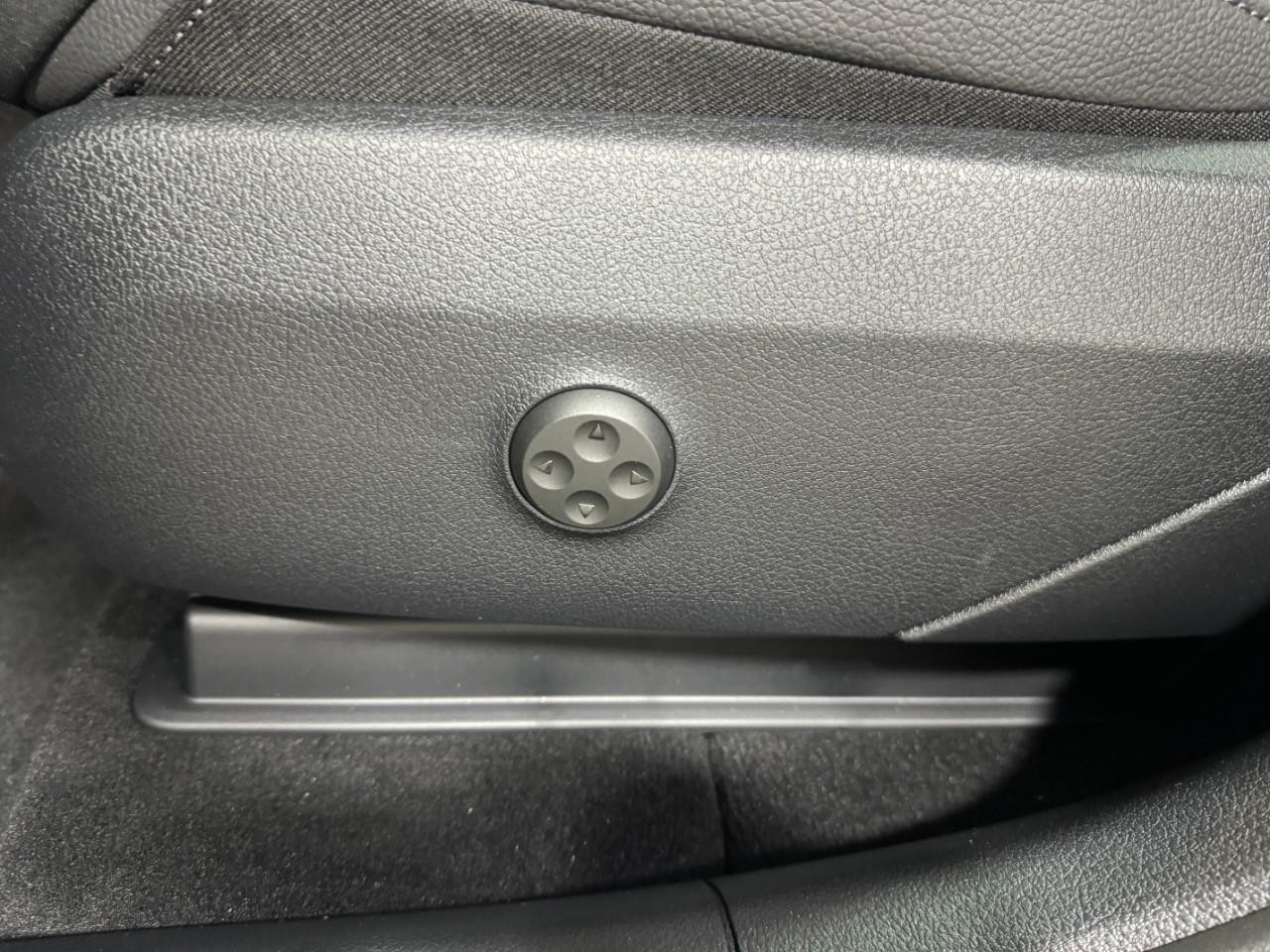 Mercedes-Benz GLC Vehicle Full-screen Gallery Image 28