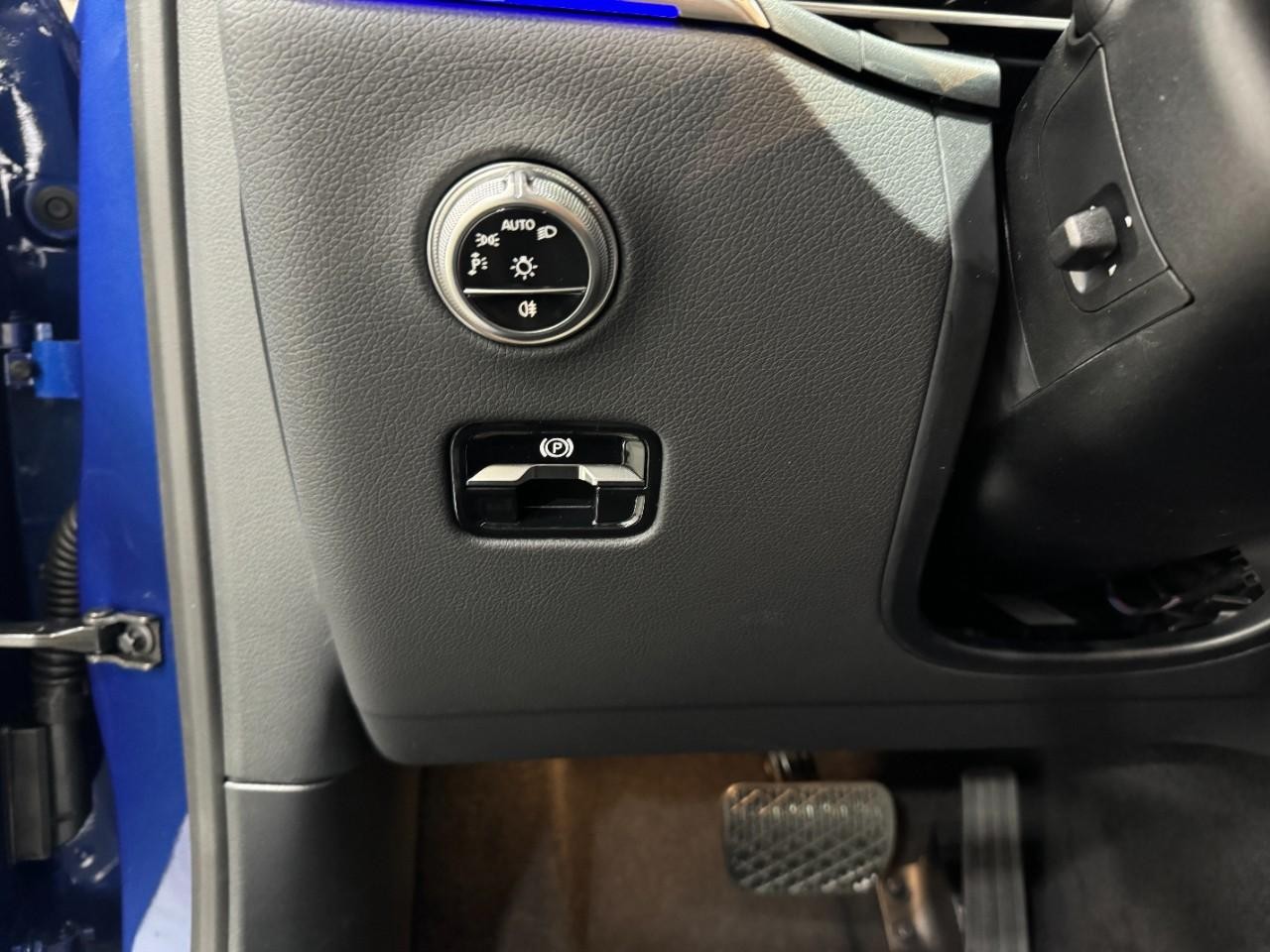 Mercedes-Benz GLC Vehicle Full-screen Gallery Image 29