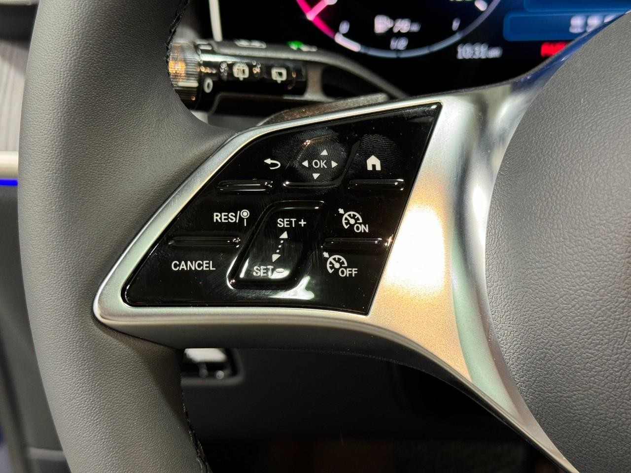 Mercedes-Benz GLC Vehicle Full-screen Gallery Image 30