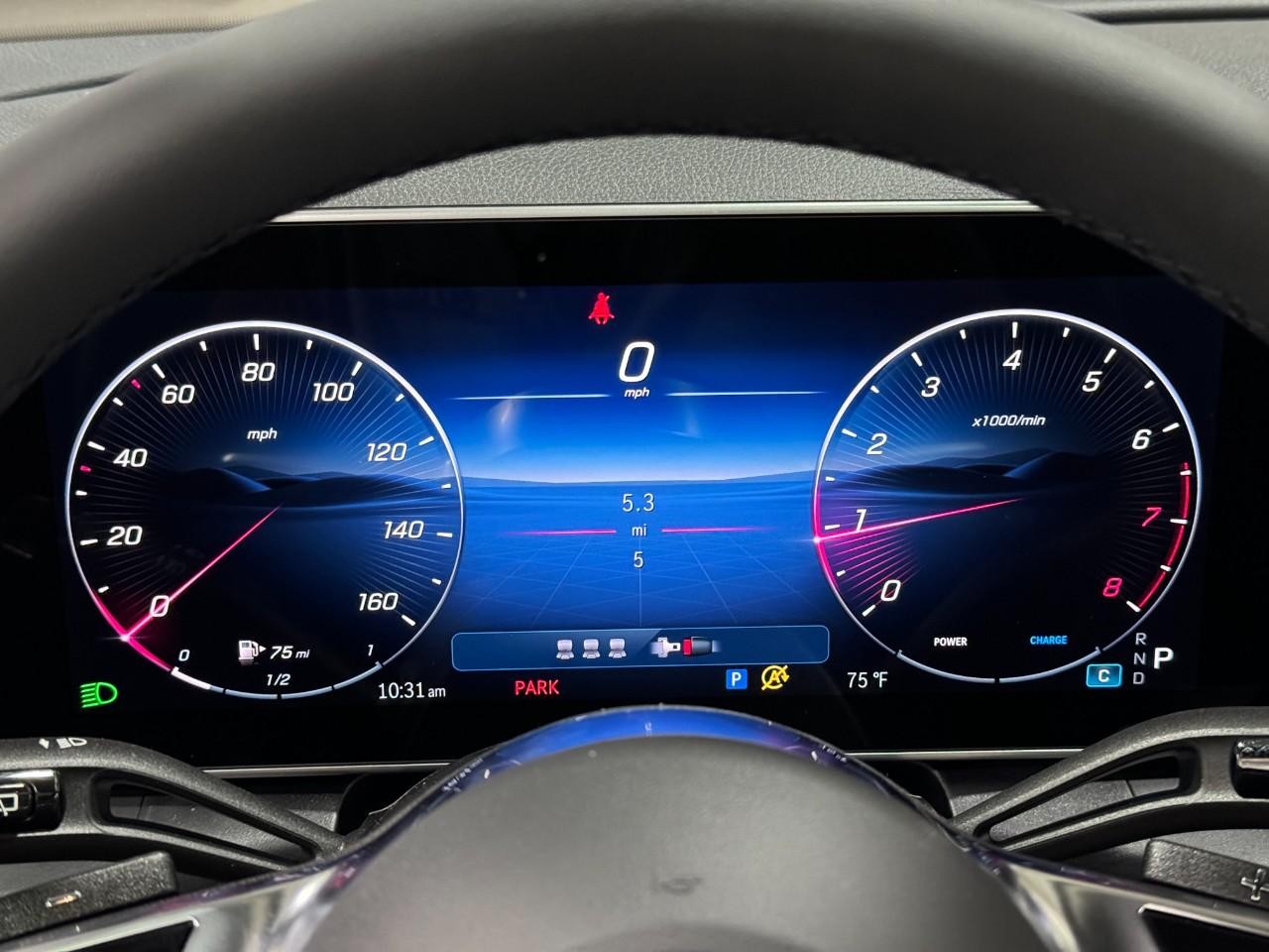 Mercedes-Benz GLC Vehicle Full-screen Gallery Image 32