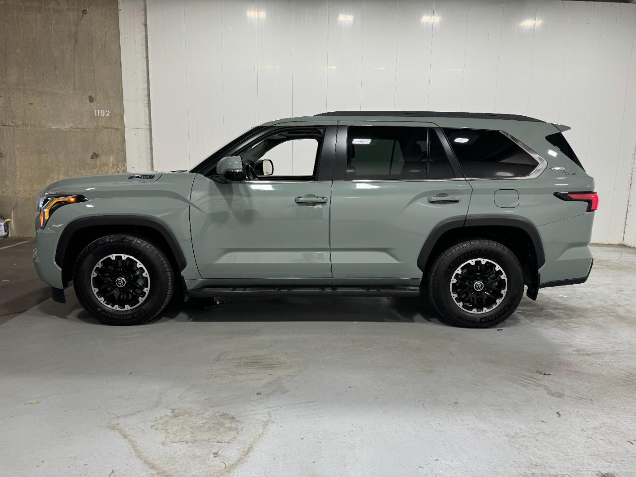 Toyota Sequoia Vehicle Full-screen Gallery Image 2