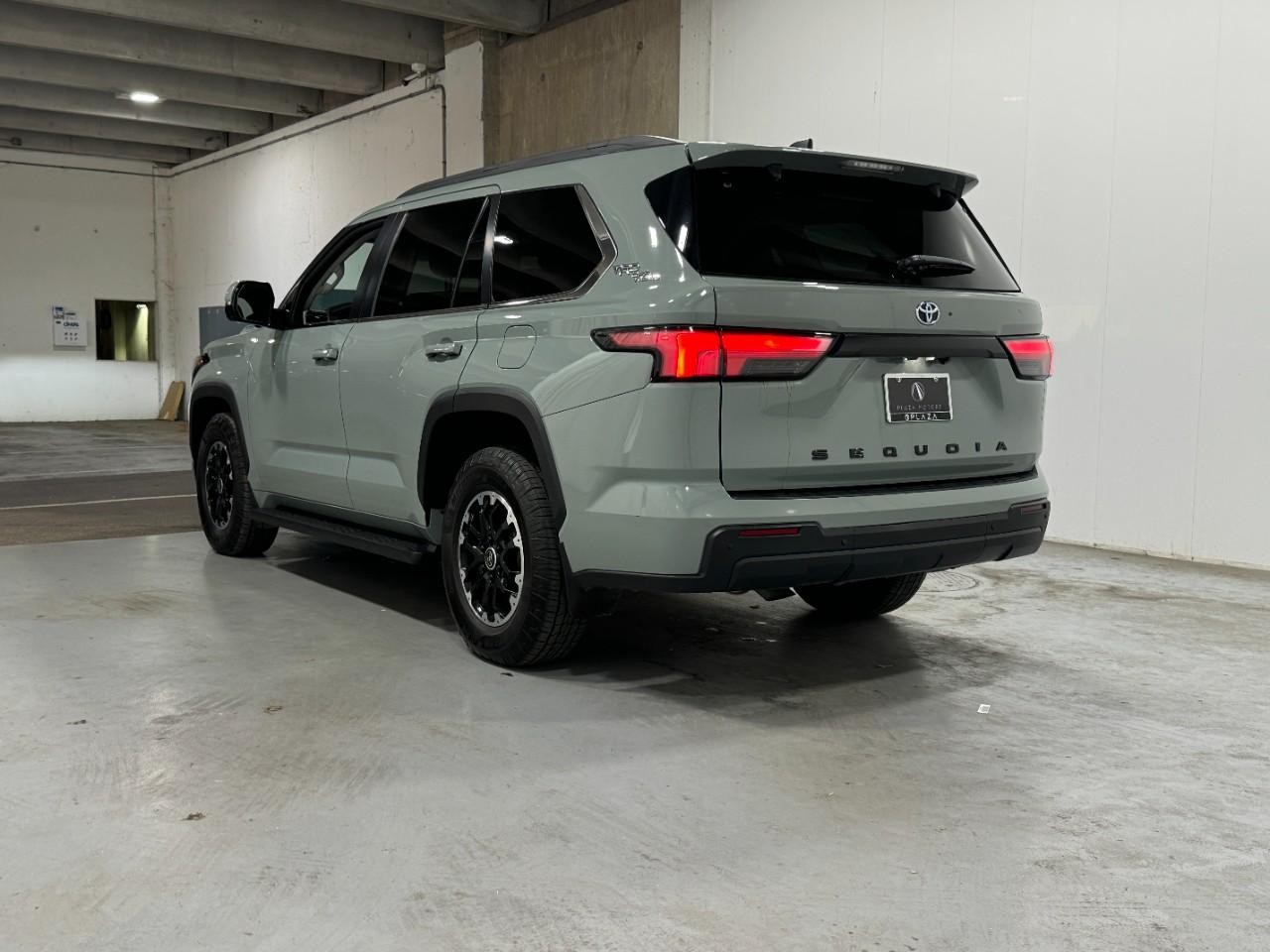 Toyota Sequoia Vehicle Full-screen Gallery Image 3