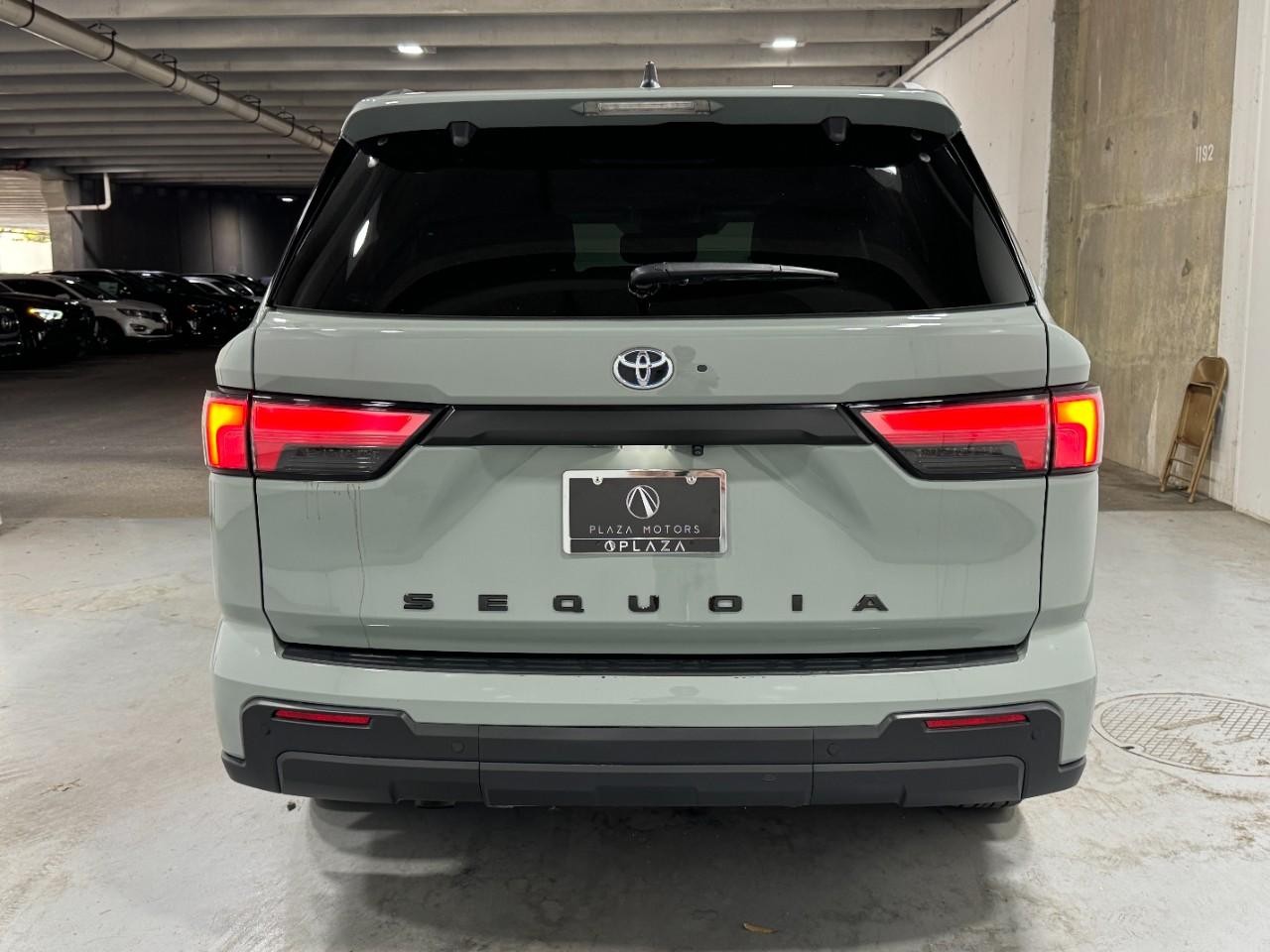 Toyota Sequoia Vehicle Full-screen Gallery Image 10