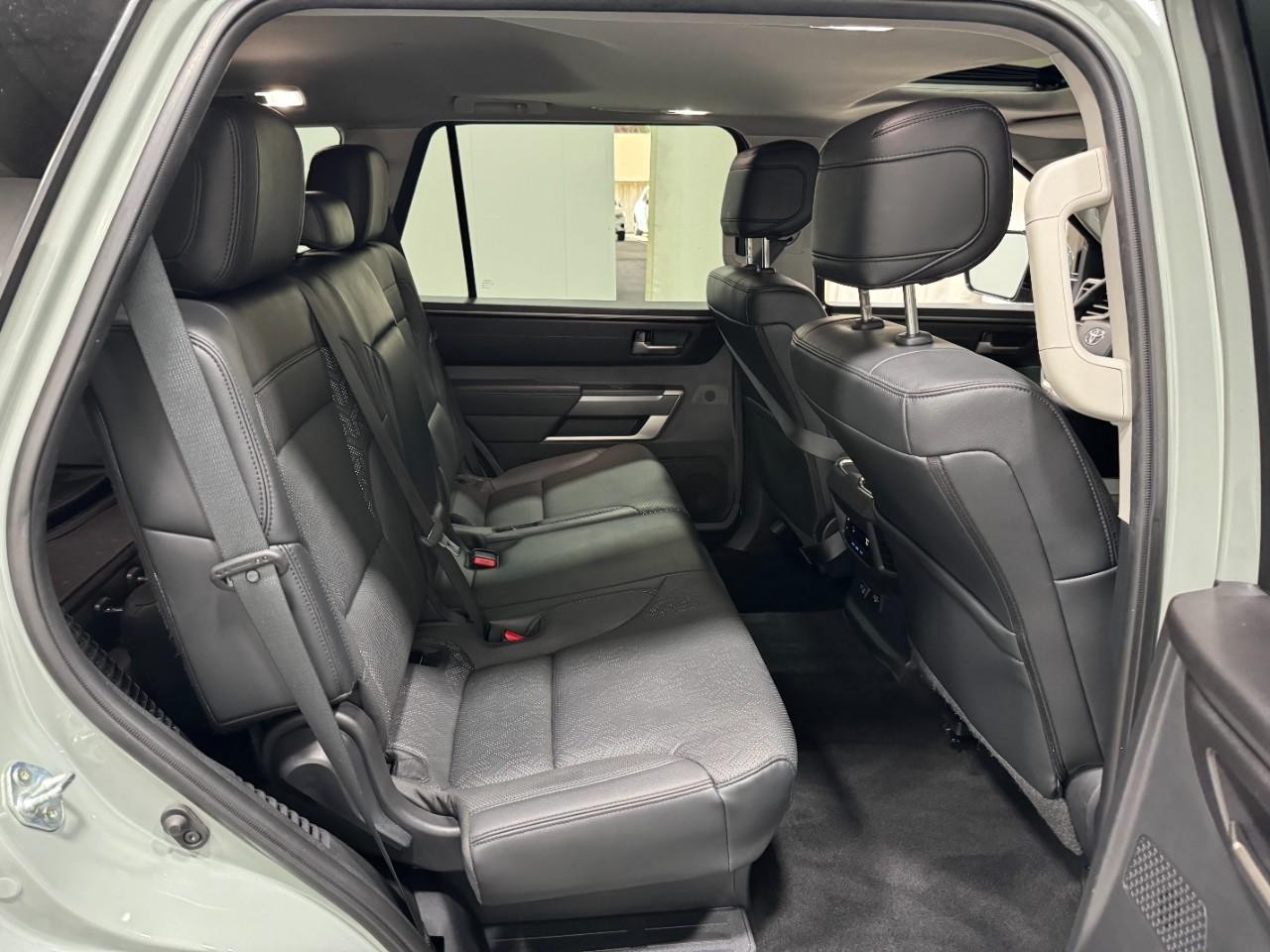 Toyota Sequoia Vehicle Full-screen Gallery Image 12