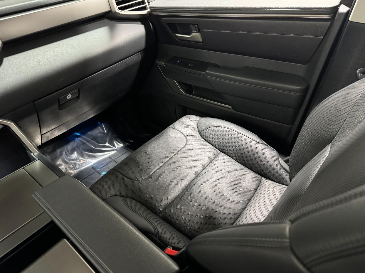 Toyota Sequoia Vehicle Full-screen Gallery Image 19