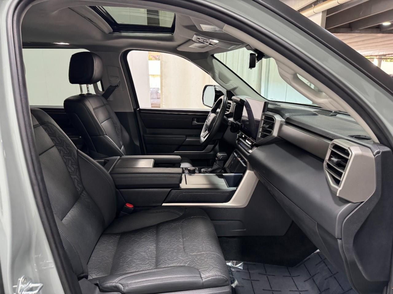 Toyota Sequoia Vehicle Full-screen Gallery Image 20