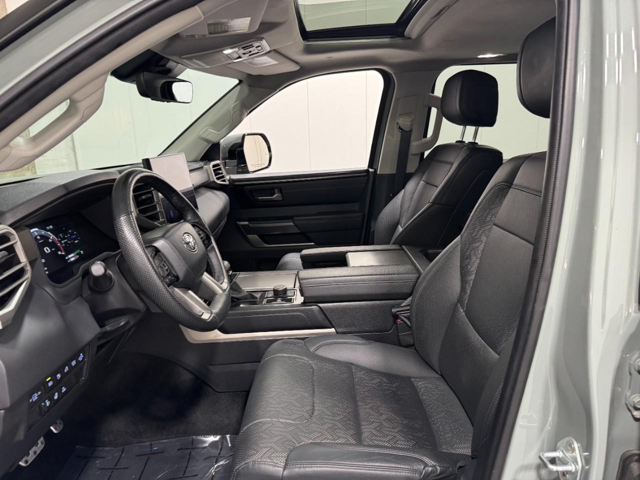 Toyota Sequoia Vehicle Full-screen Gallery Image 25