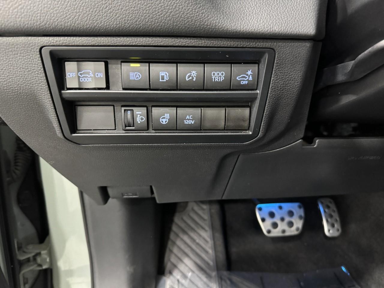 Toyota Sequoia Vehicle Full-screen Gallery Image 28