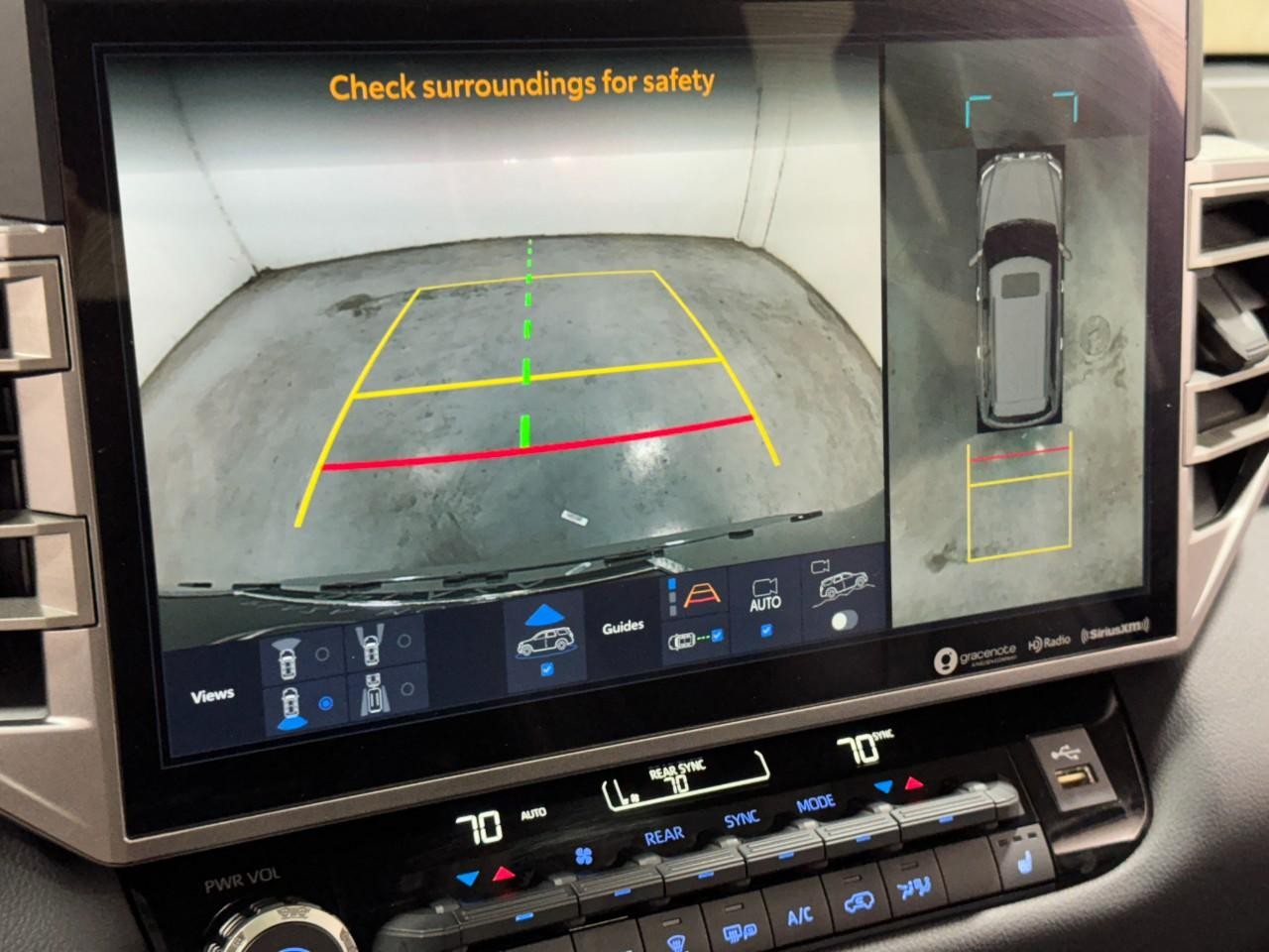 Toyota Sequoia Vehicle Full-screen Gallery Image 32