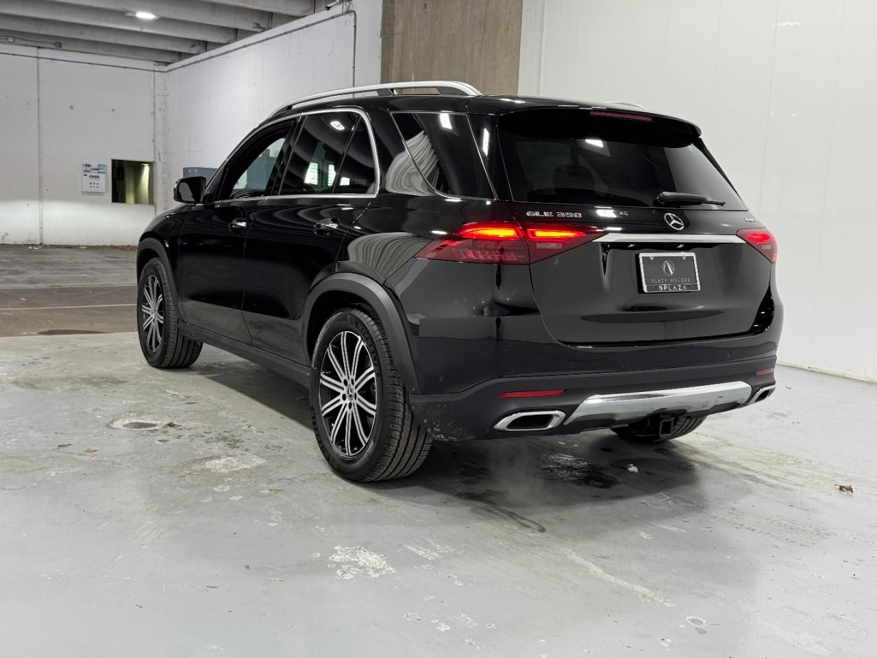 Mercedes-Benz GLE Vehicle Full-screen Gallery Image 3