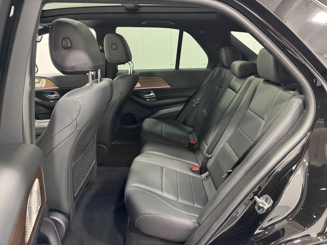 Mercedes-Benz GLE Vehicle Full-screen Gallery Image 8