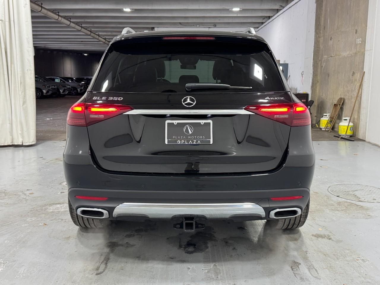 Mercedes-Benz GLE Vehicle Full-screen Gallery Image 9