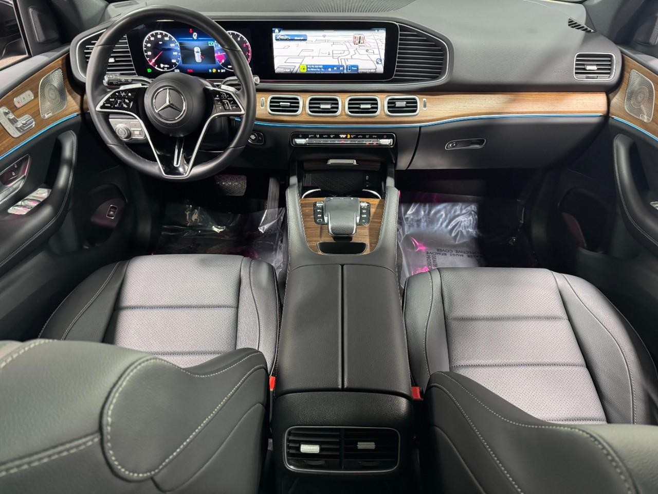 Mercedes-Benz GLE Vehicle Full-screen Gallery Image 12
