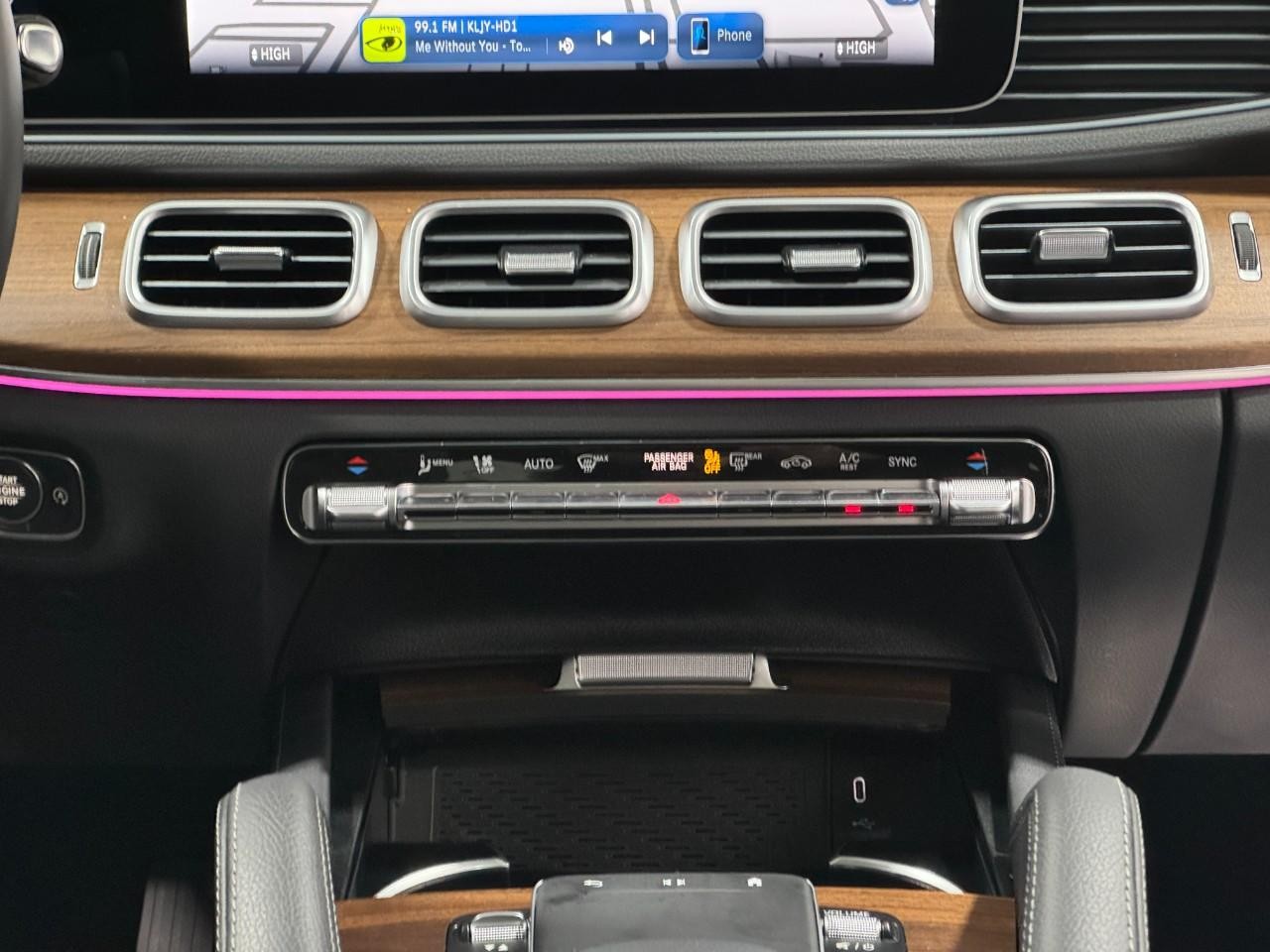 Mercedes-Benz GLE Vehicle Full-screen Gallery Image 15