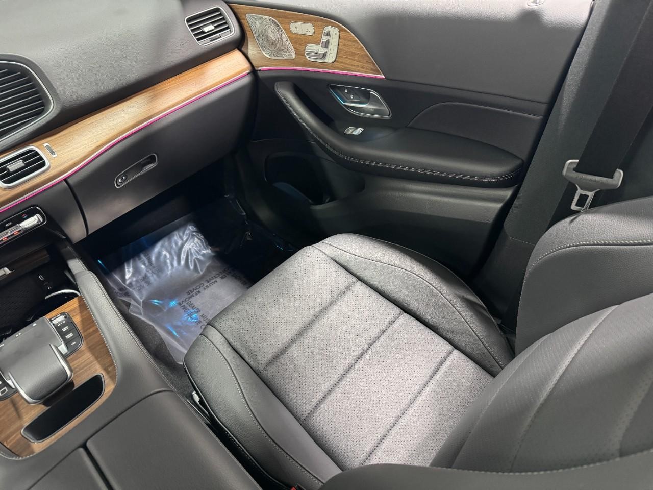 Mercedes-Benz GLE Vehicle Full-screen Gallery Image 17