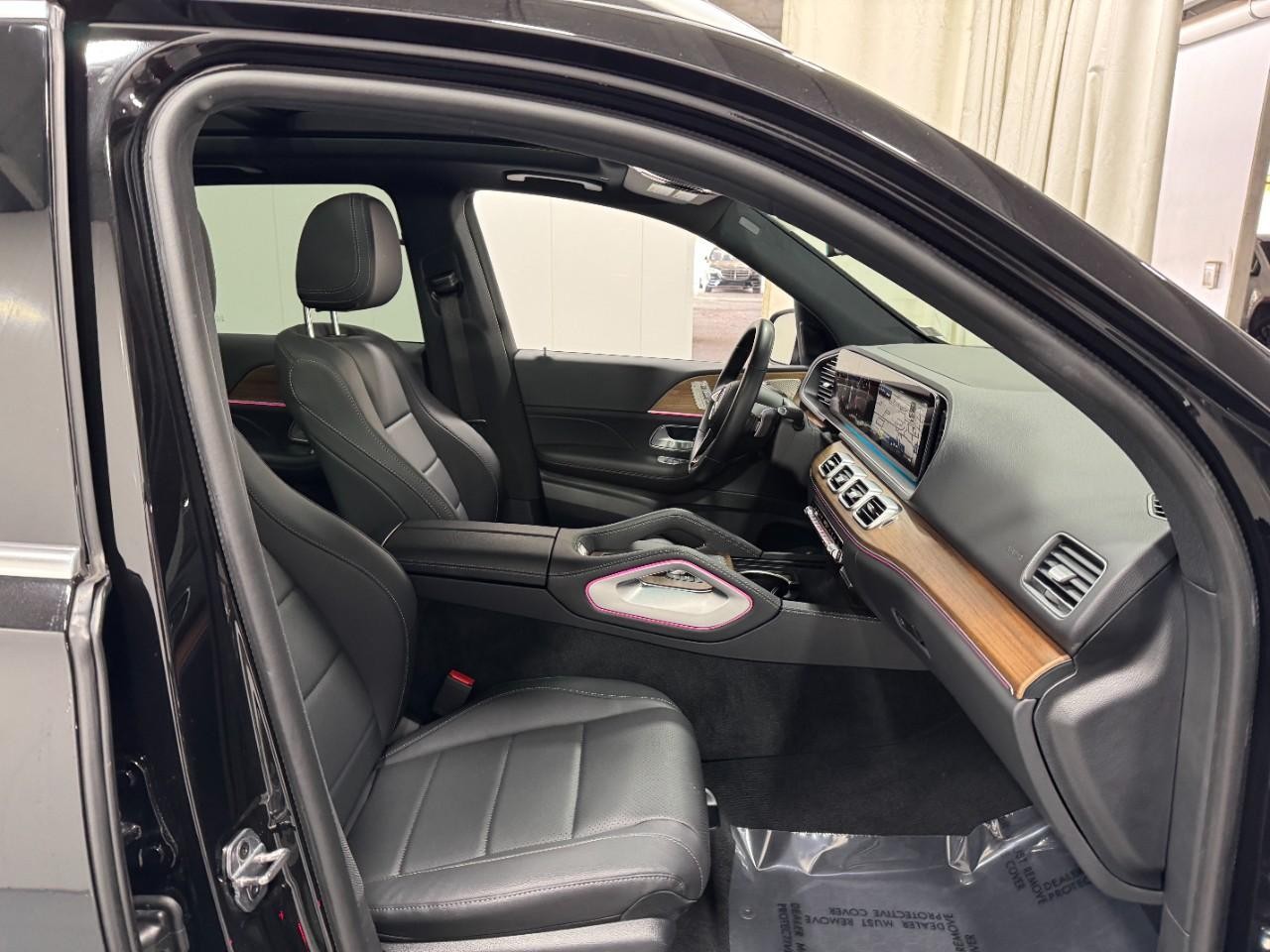 Mercedes-Benz GLE Vehicle Full-screen Gallery Image 18