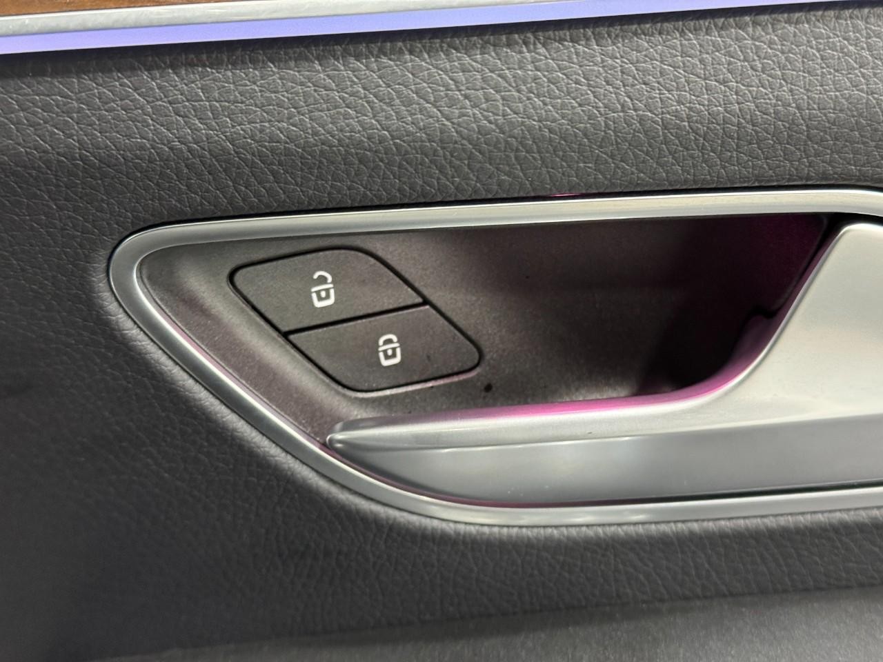 Mercedes-Benz GLE Vehicle Full-screen Gallery Image 22