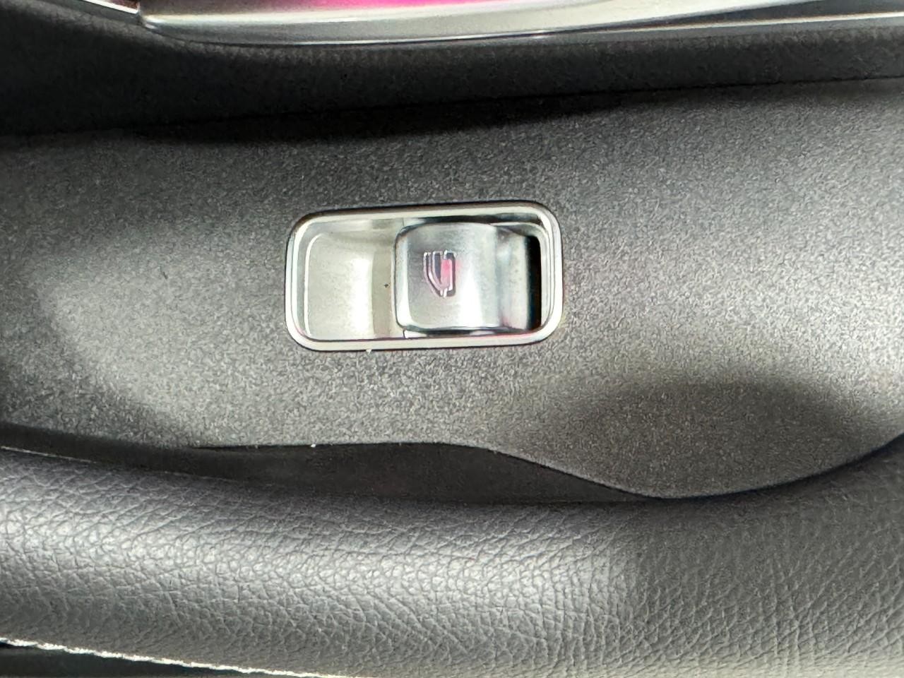 Mercedes-Benz GLE Vehicle Full-screen Gallery Image 23