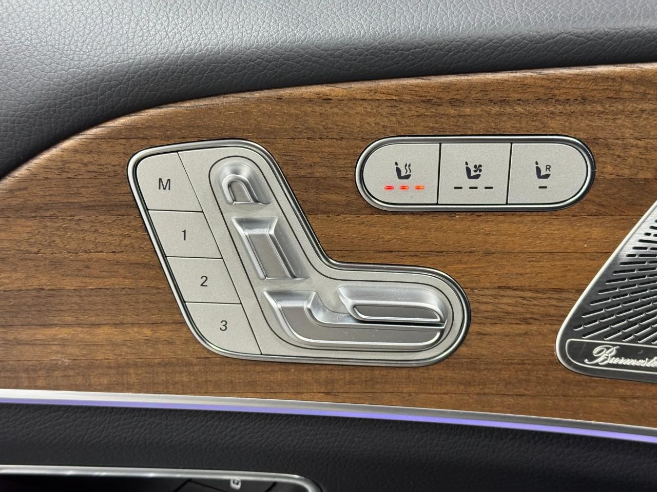 Mercedes-Benz GLE Vehicle Full-screen Gallery Image 25