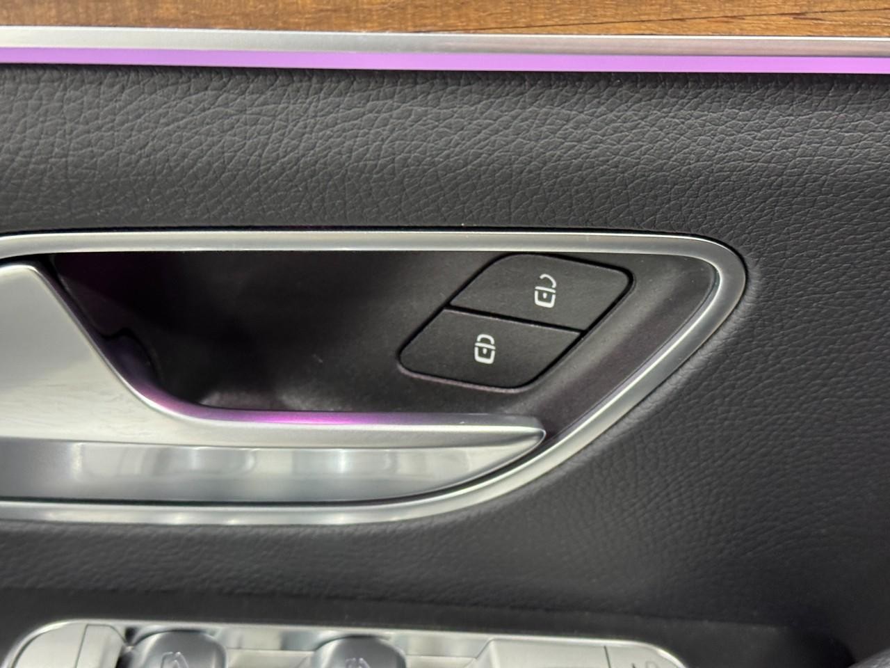 Mercedes-Benz GLE Vehicle Full-screen Gallery Image 26