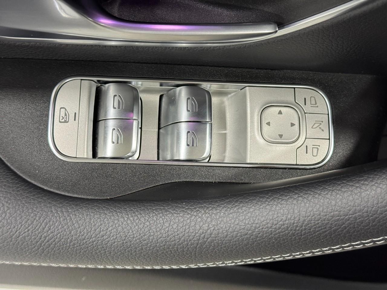 Mercedes-Benz GLE Vehicle Full-screen Gallery Image 27