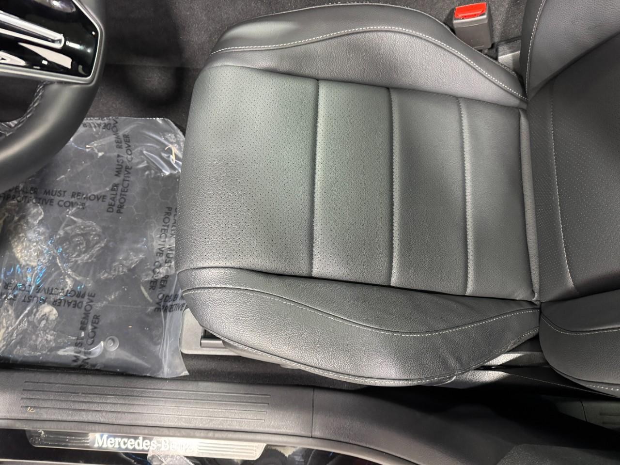 Mercedes-Benz GLE Vehicle Full-screen Gallery Image 30