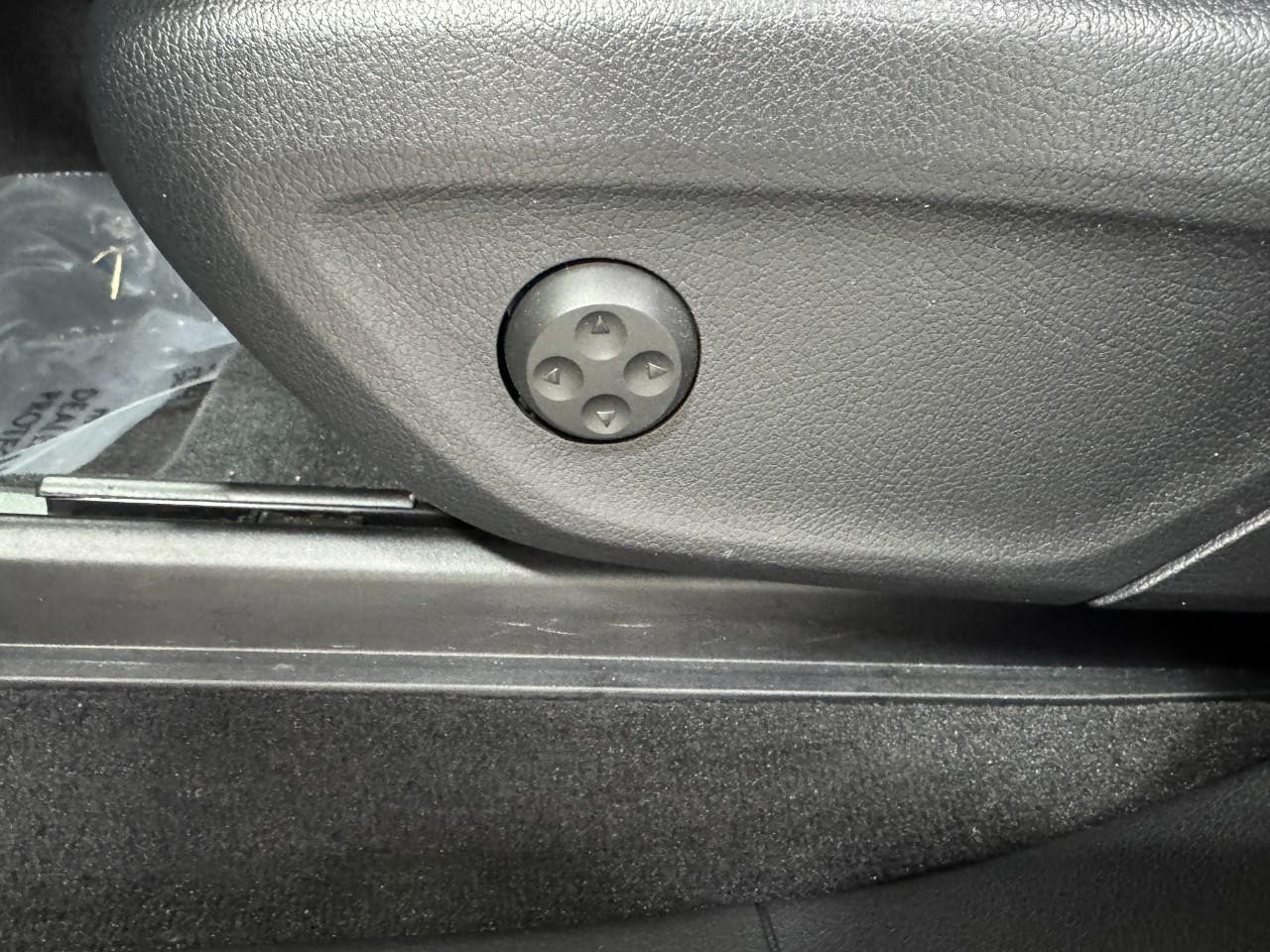 Mercedes-Benz GLE Vehicle Full-screen Gallery Image 31