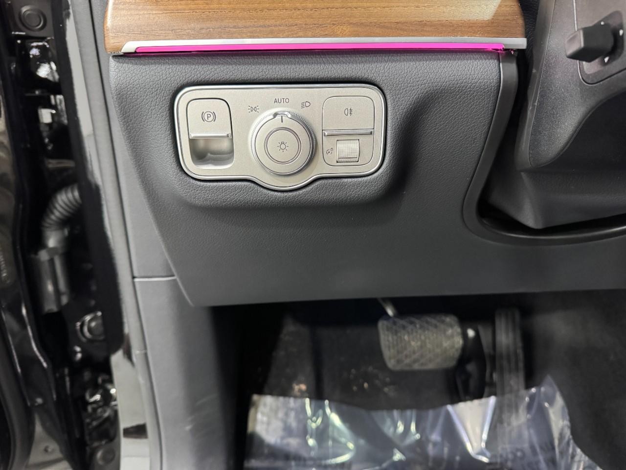 Mercedes-Benz GLE Vehicle Full-screen Gallery Image 32