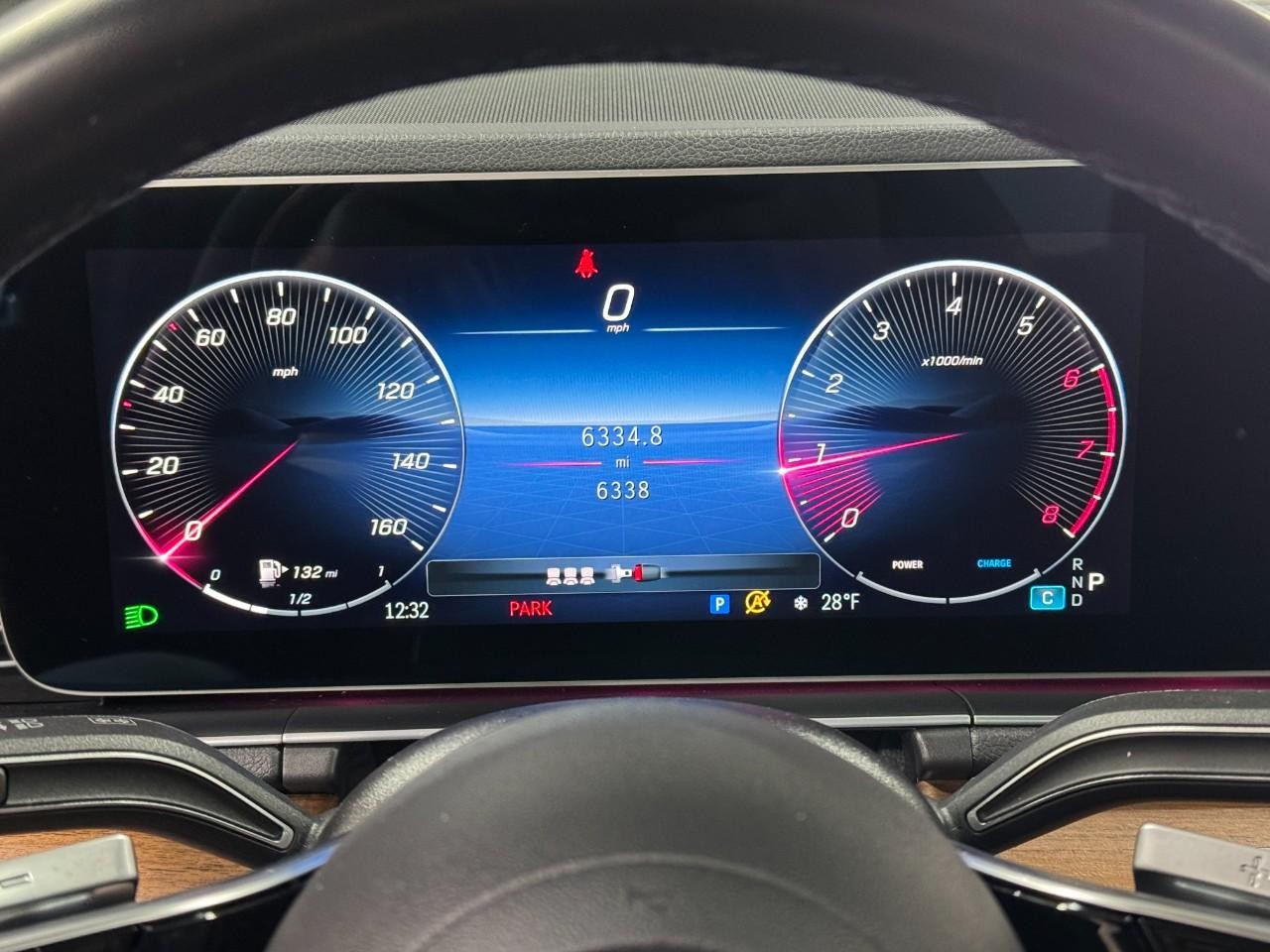 Mercedes-Benz GLE Vehicle Full-screen Gallery Image 35