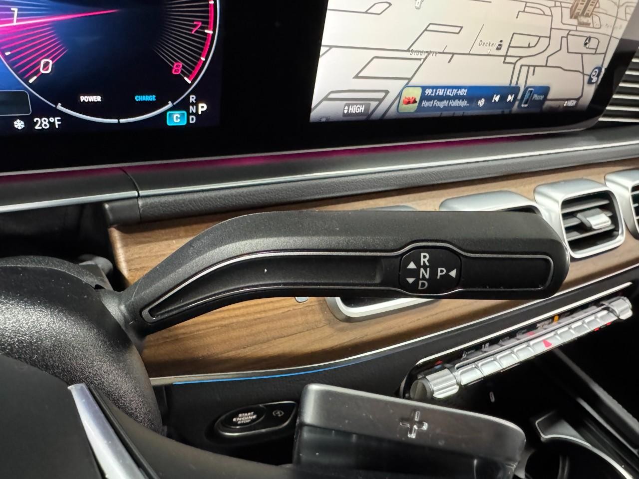 Mercedes-Benz GLE Vehicle Full-screen Gallery Image 36