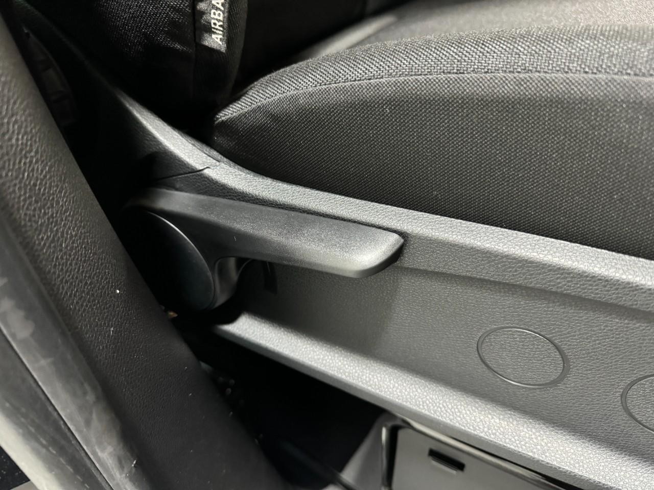 Mercedes-Benz Sprinter Cargo Van Vehicle Full-screen Gallery Image 19