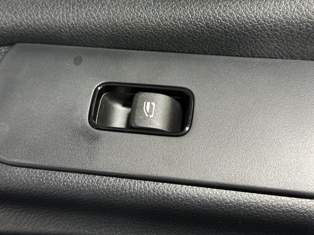 Mercedes-Benz Sprinter Cargo Van Vehicle Full-screen Gallery Image 20