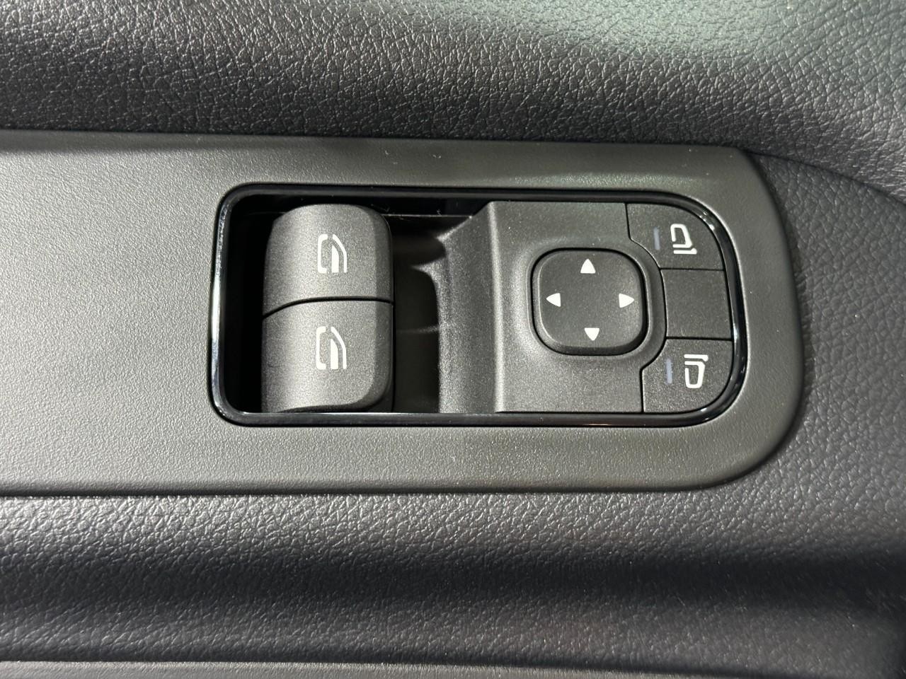 Mercedes-Benz Sprinter Cargo Van Vehicle Full-screen Gallery Image 22