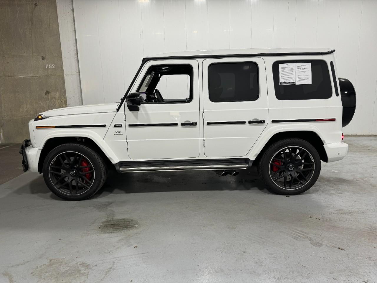 Mercedes-Benz G-Class Vehicle Full-screen Gallery Image 2