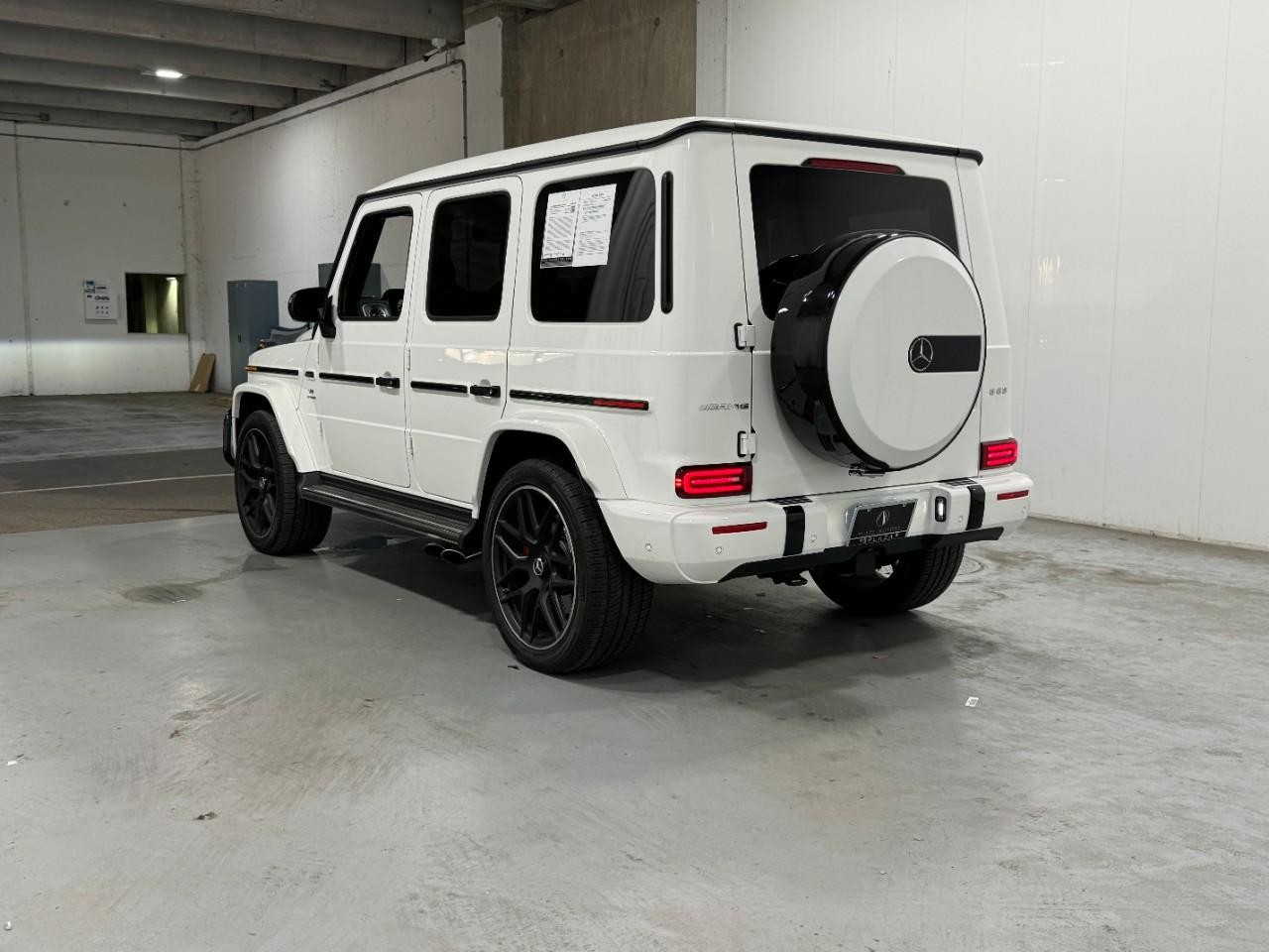 Mercedes-Benz G-Class Vehicle Full-screen Gallery Image 3