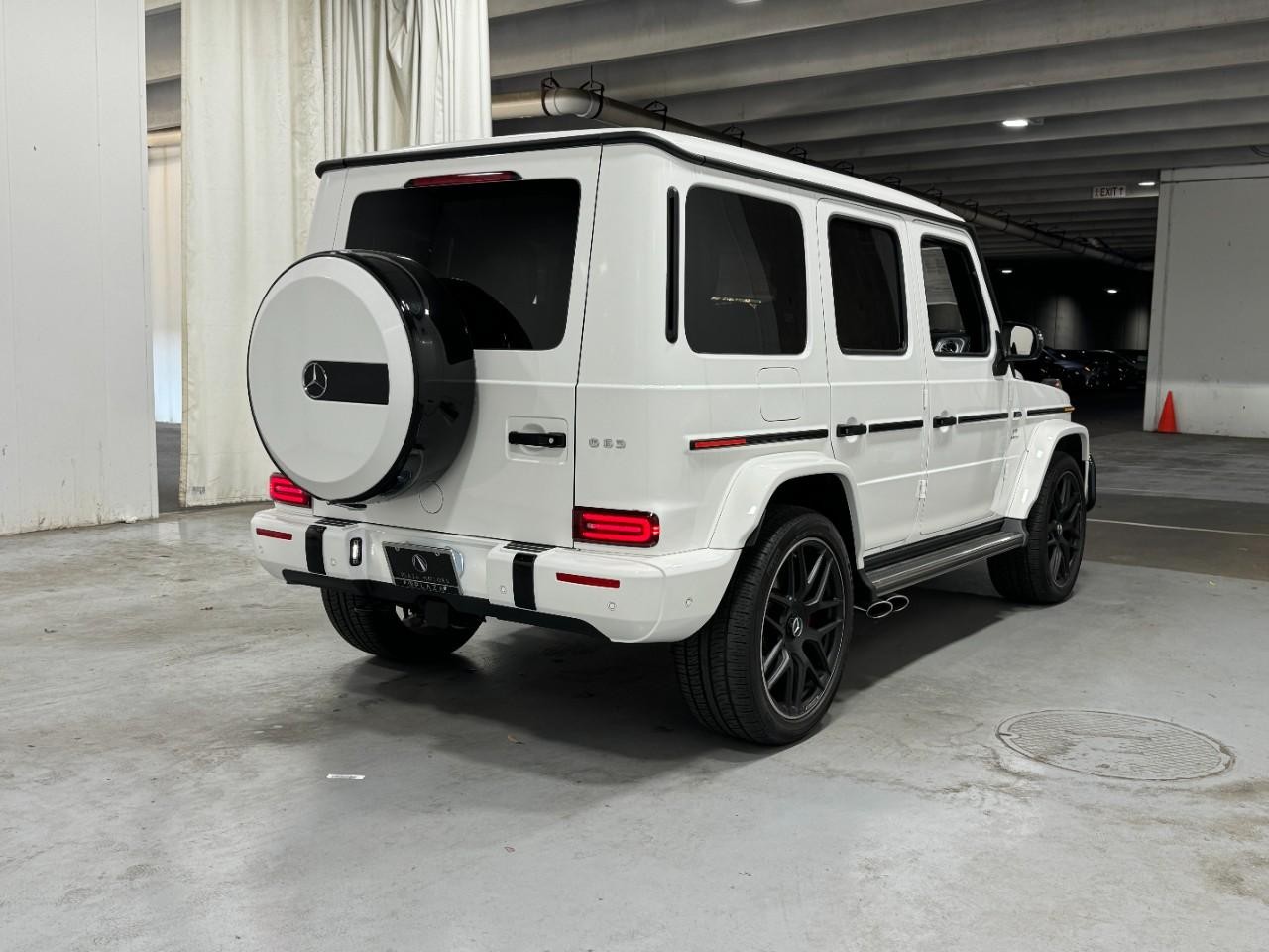 Mercedes-Benz G-Class Vehicle Full-screen Gallery Image 4