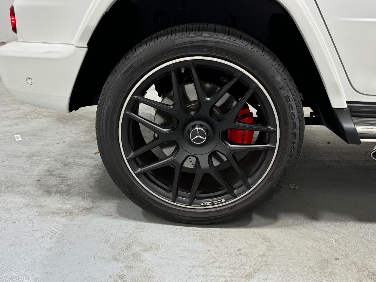 Mercedes-Benz G-Class Vehicle Full-screen Gallery Image 5