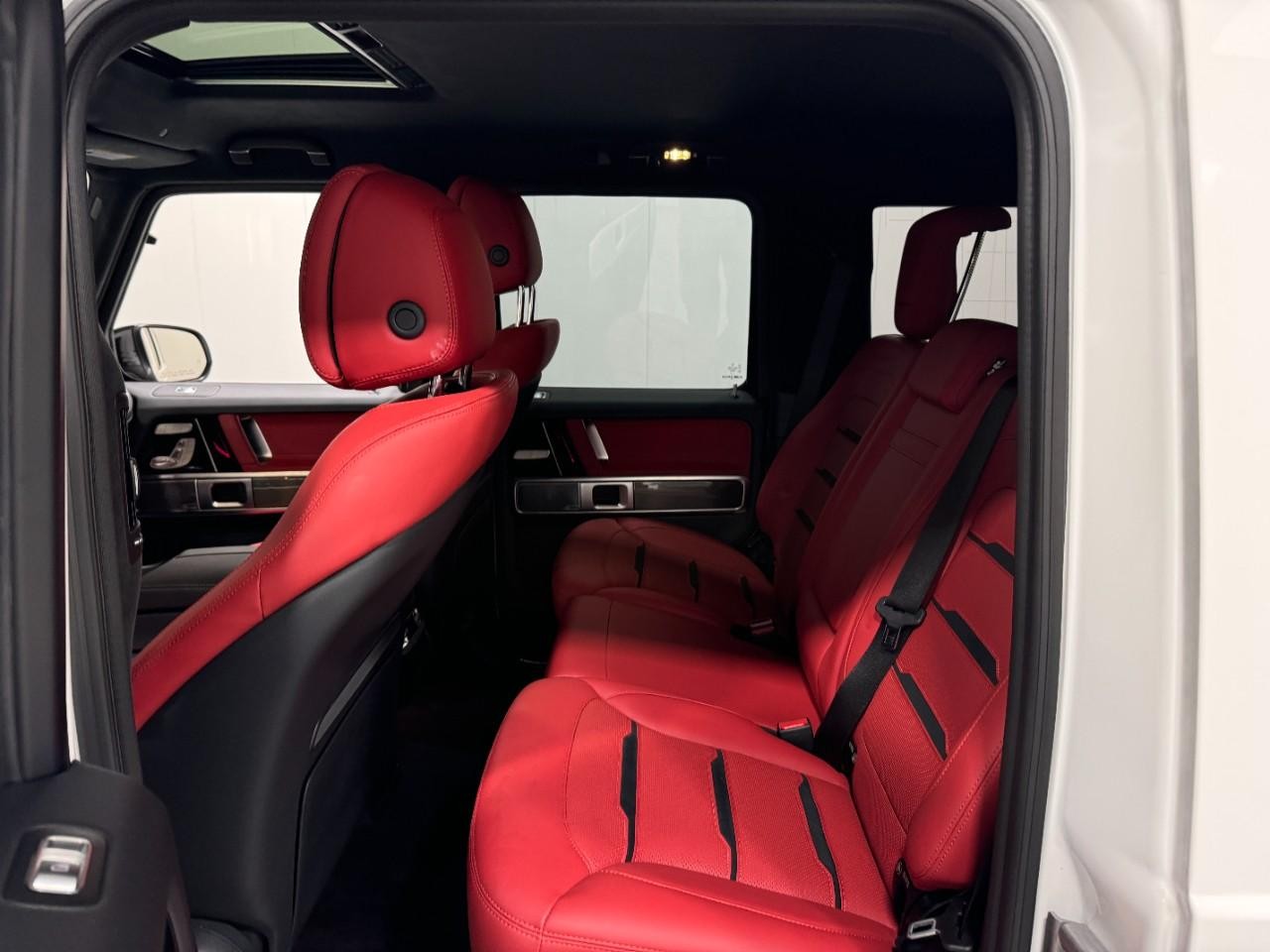 Mercedes-Benz G-Class Vehicle Full-screen Gallery Image 8