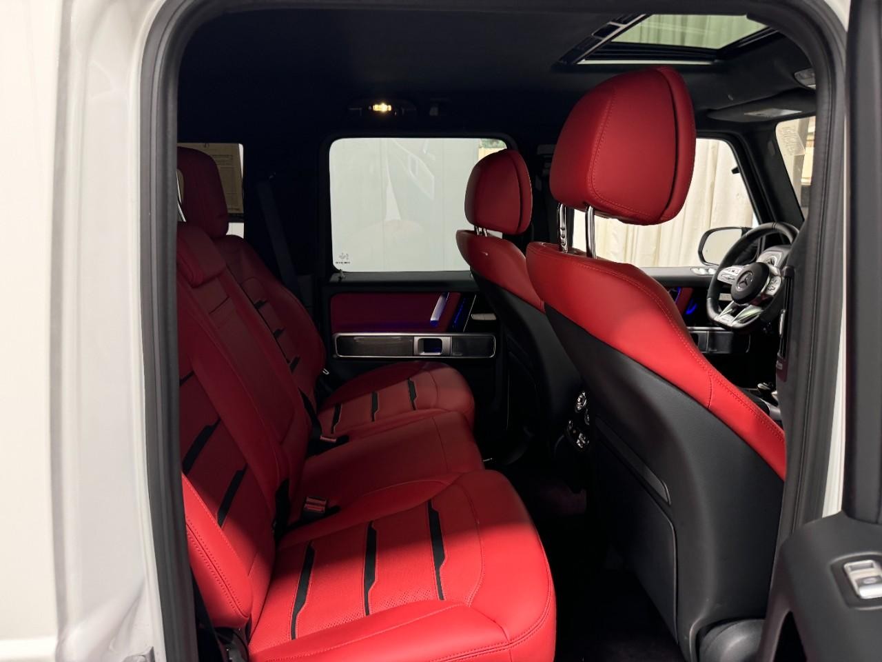 Mercedes-Benz G-Class Vehicle Full-screen Gallery Image 10