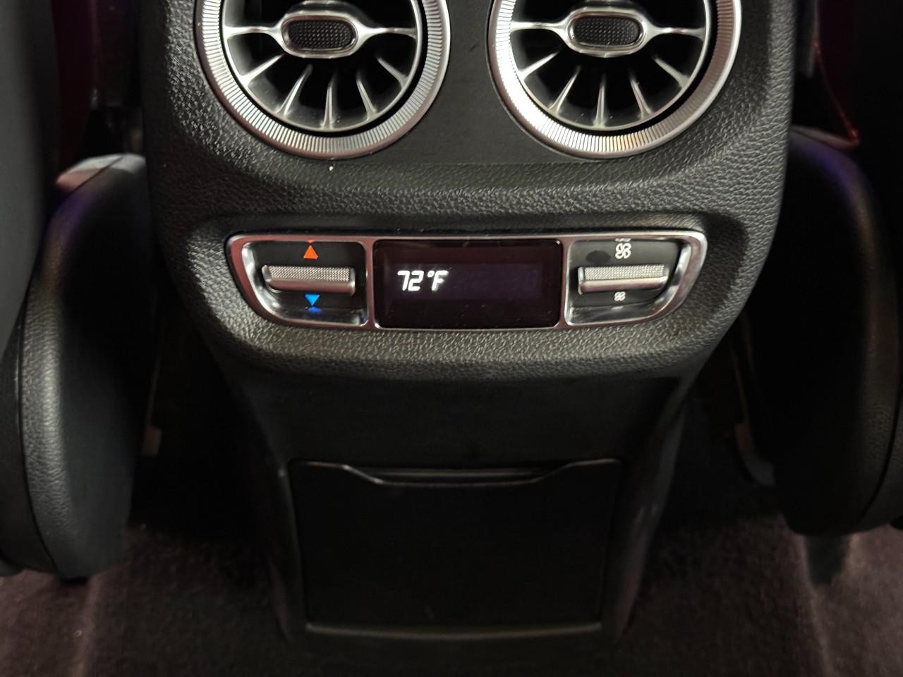 Mercedes-Benz G-Class Vehicle Full-screen Gallery Image 11