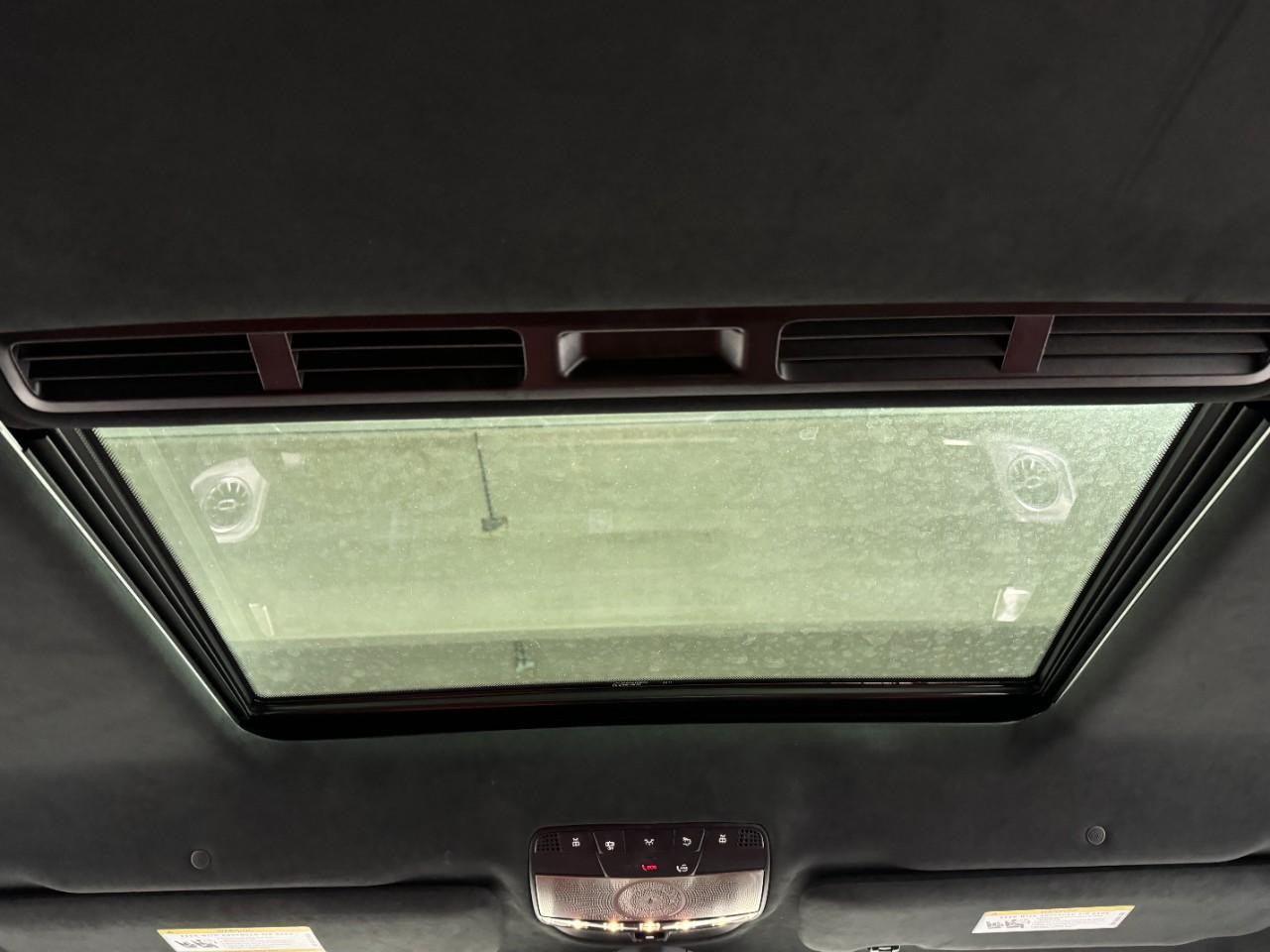 Mercedes-Benz G-Class Vehicle Full-screen Gallery Image 12