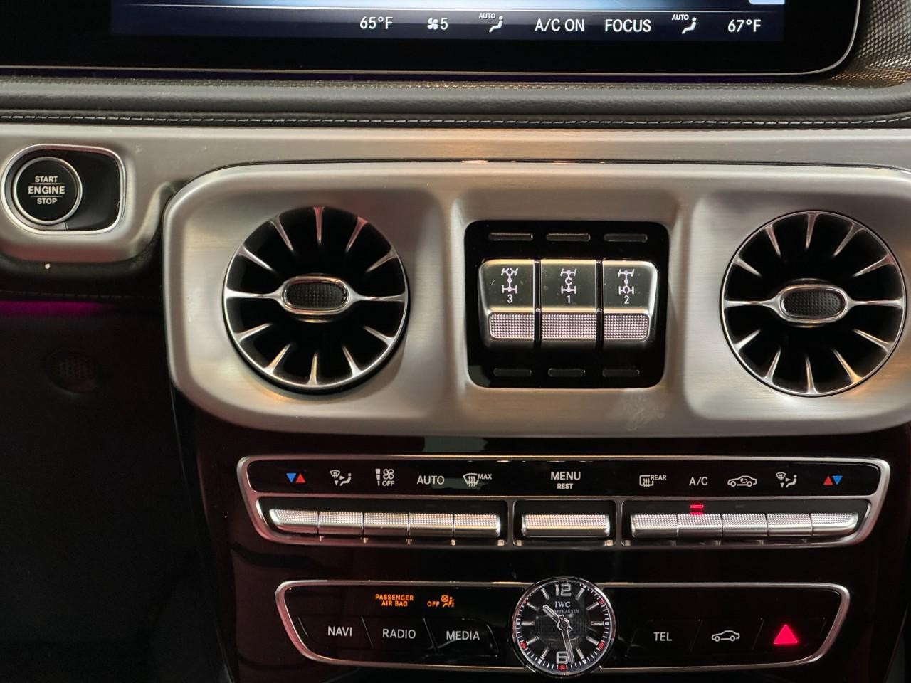 Mercedes-Benz G-Class Vehicle Full-screen Gallery Image 16