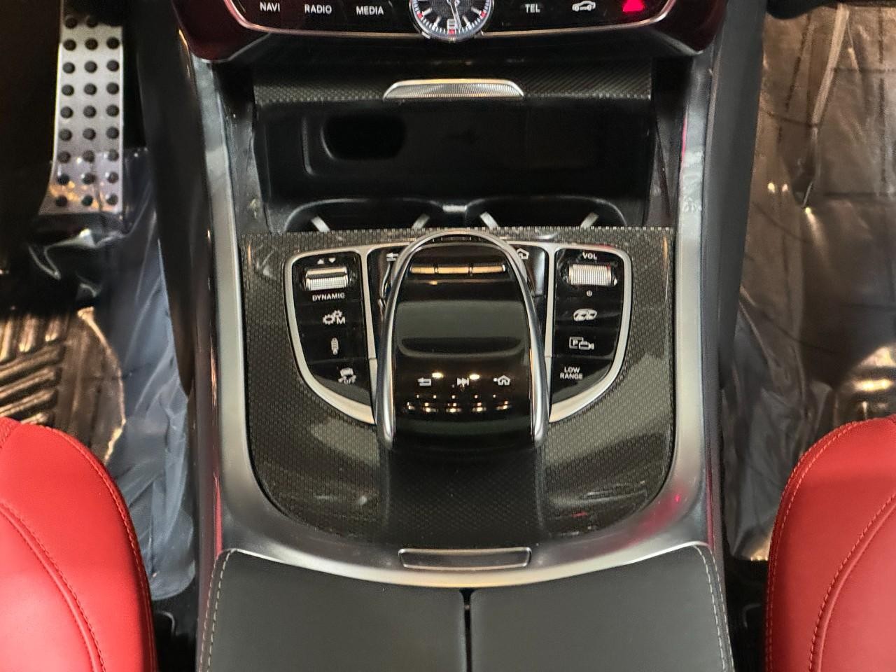 Mercedes-Benz G-Class Vehicle Full-screen Gallery Image 17