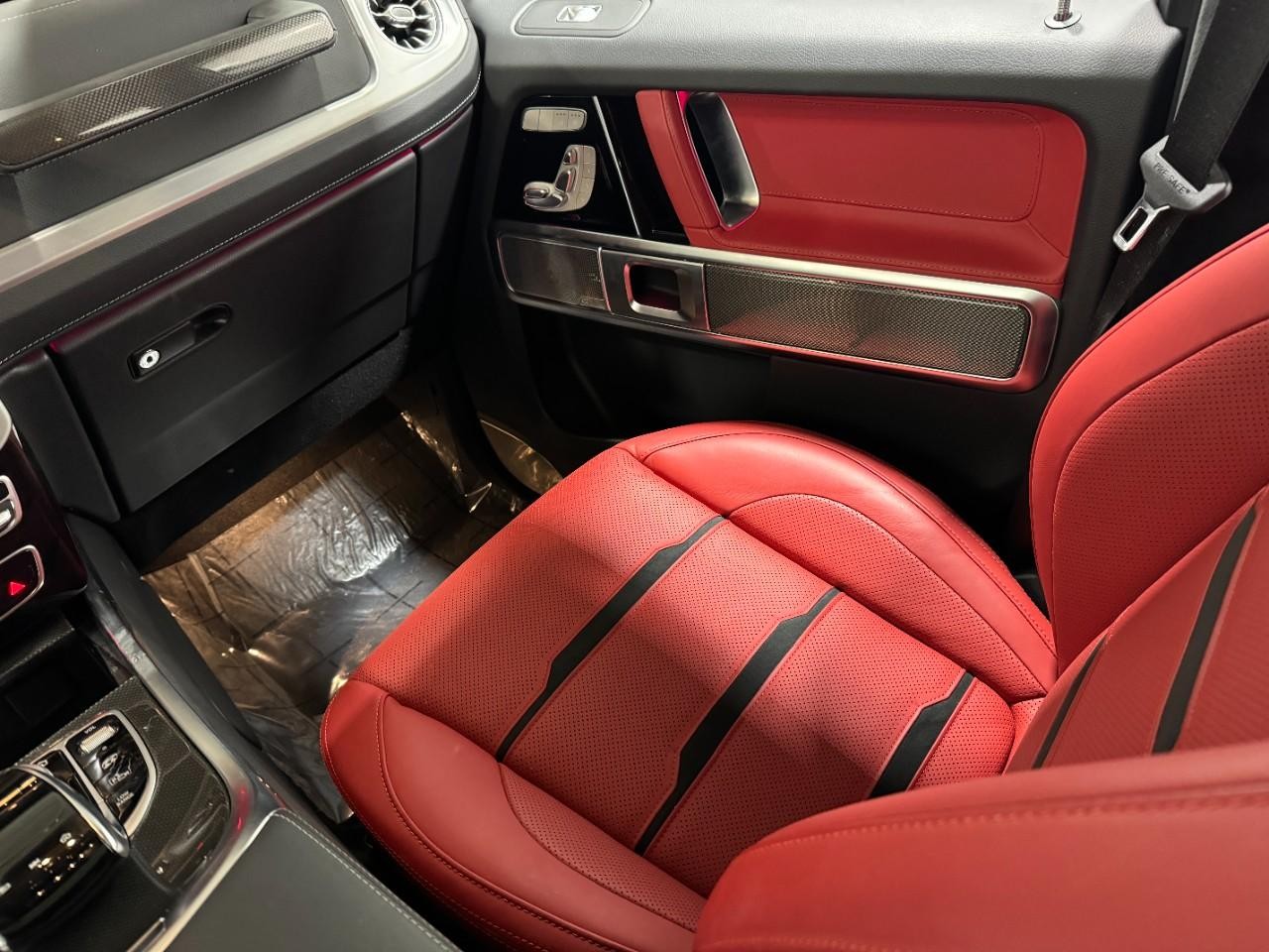 Mercedes-Benz G-Class Vehicle Full-screen Gallery Image 18