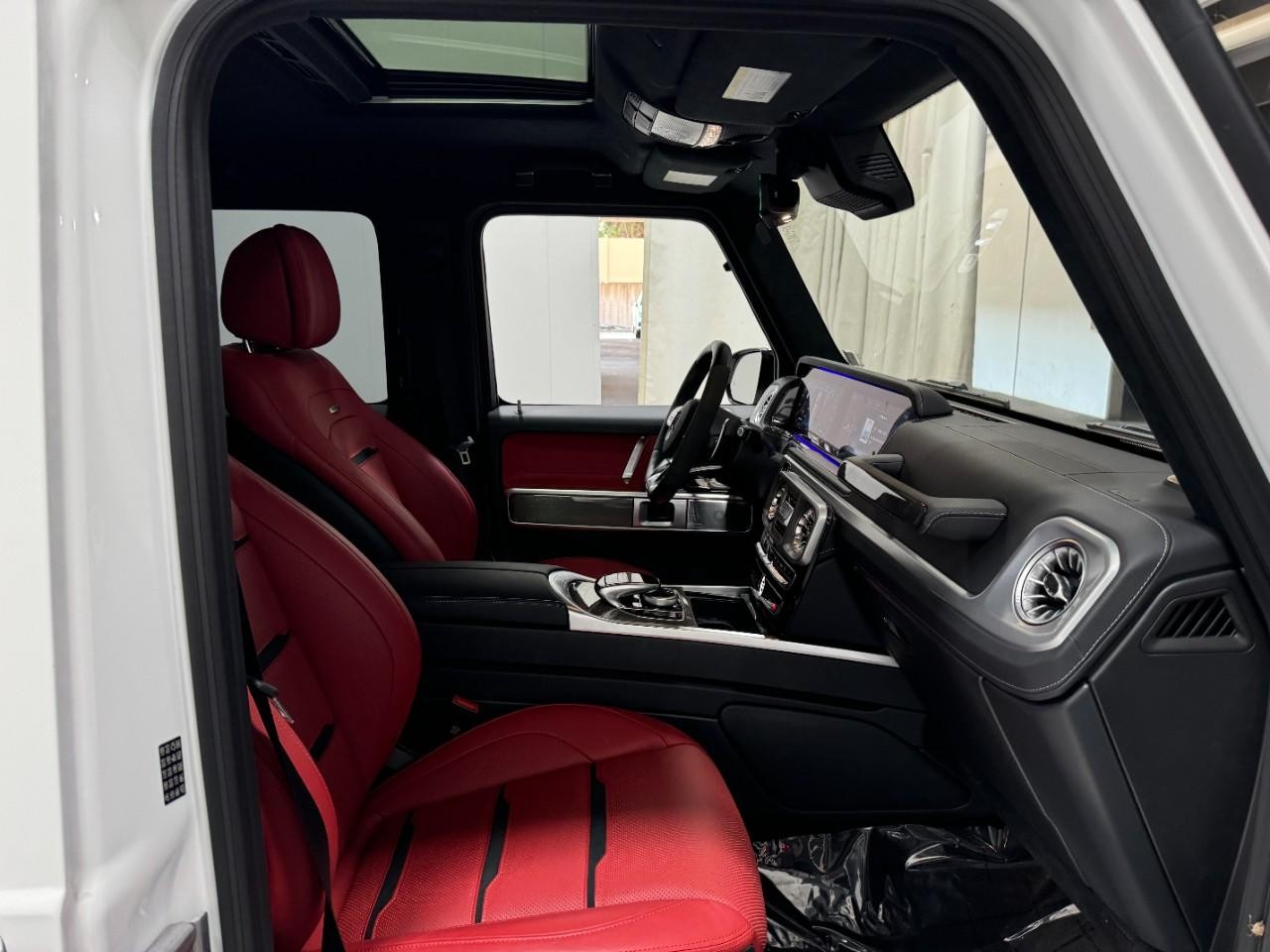 Mercedes-Benz G-Class Vehicle Full-screen Gallery Image 19