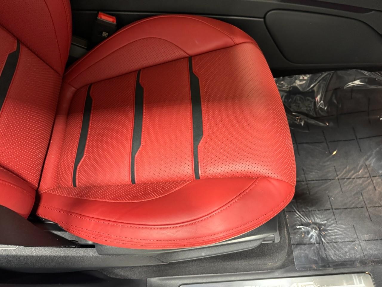 Mercedes-Benz G-Class Vehicle Full-screen Gallery Image 20