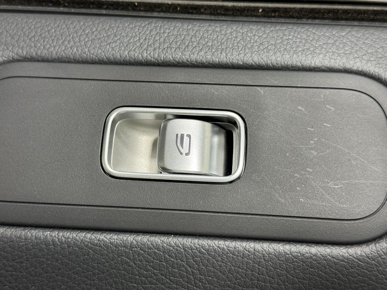 Mercedes-Benz G-Class Vehicle Full-screen Gallery Image 21