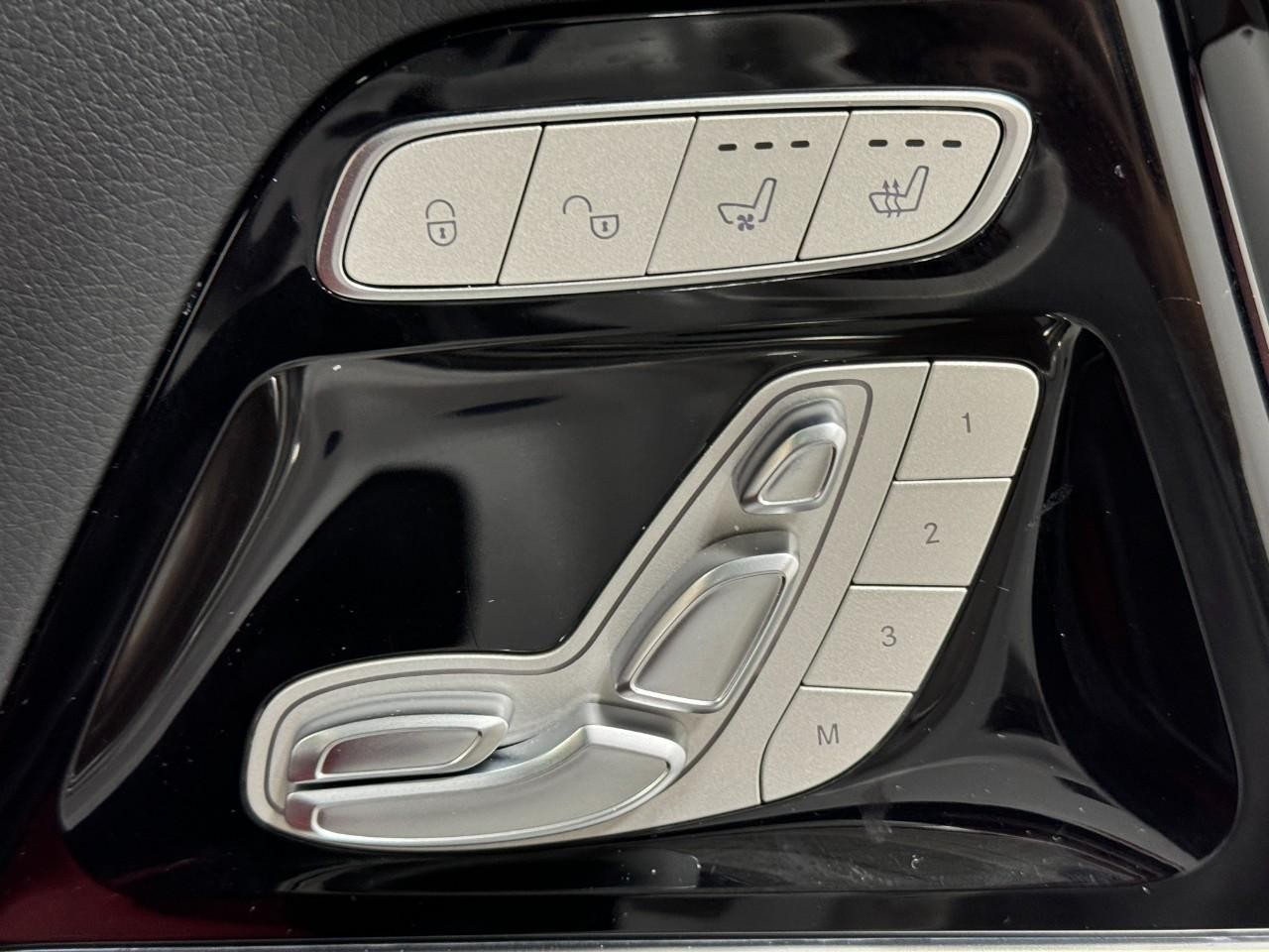 Mercedes-Benz G-Class Vehicle Full-screen Gallery Image 22